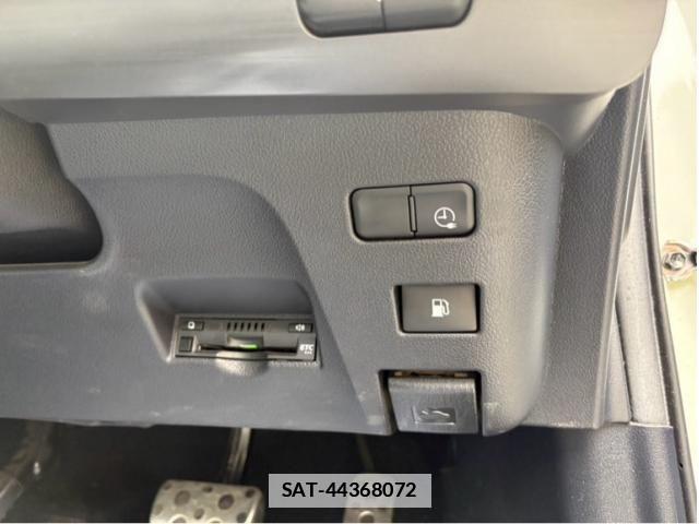 Toyota PRIUS PHV 2018-04 7980717-16