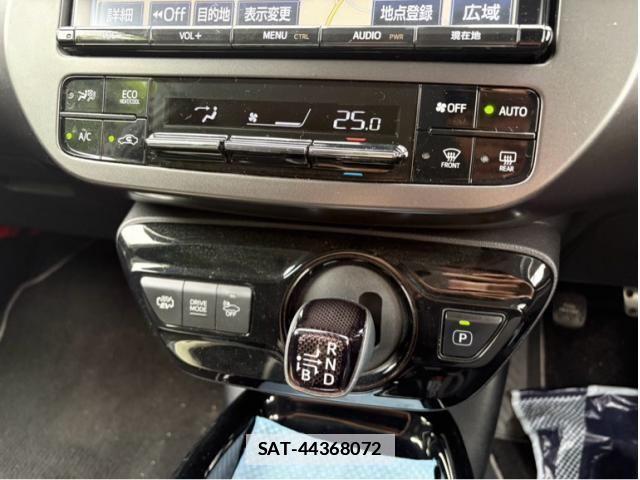 Toyota PRIUS PHV 2018-04 7980717-19