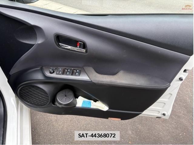 Toyota PRIUS PHV 2018-04 7980717-23