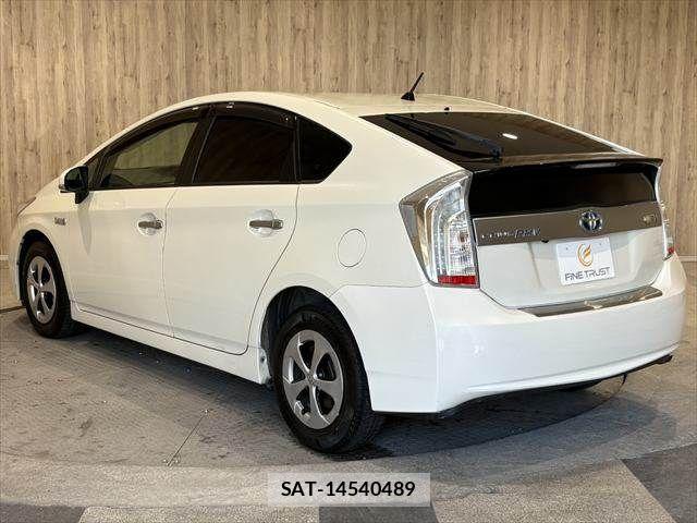 Toyota PRIUS PHV 2012-07 8037813-18
