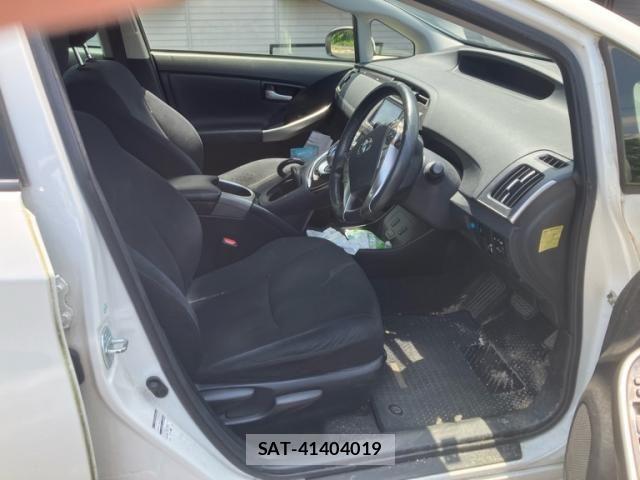 Toyota PRIUS PHV 2014-01 8101418-15