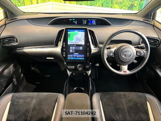 Toyota PRIUS PHV 2018-06 8209703-1