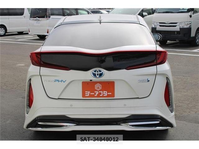 Toyota PRIUS PHV 2017-09 8355421-11
