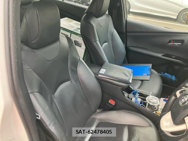 Toyota PRIUS PHV 2017-09 8368249-15