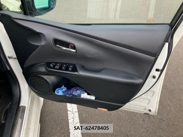 Toyota PRIUS PHV 2017-09 8368249-16