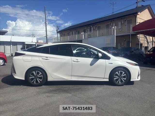 Toyota PRIUS PHV 2017-05 8368248-17