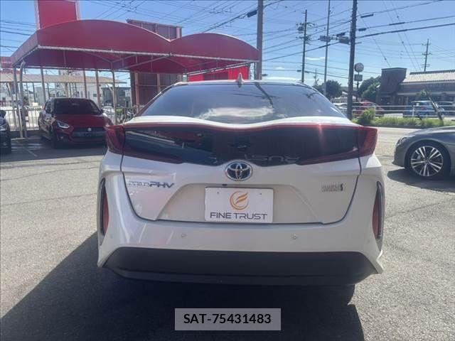 Toyota PRIUS PHV 2017-05 8368248-19