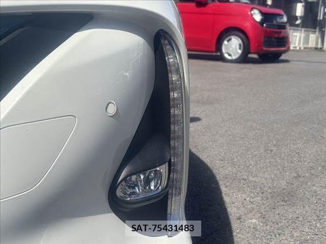 Toyota PRIUS PHV 2017-05 8368248-24