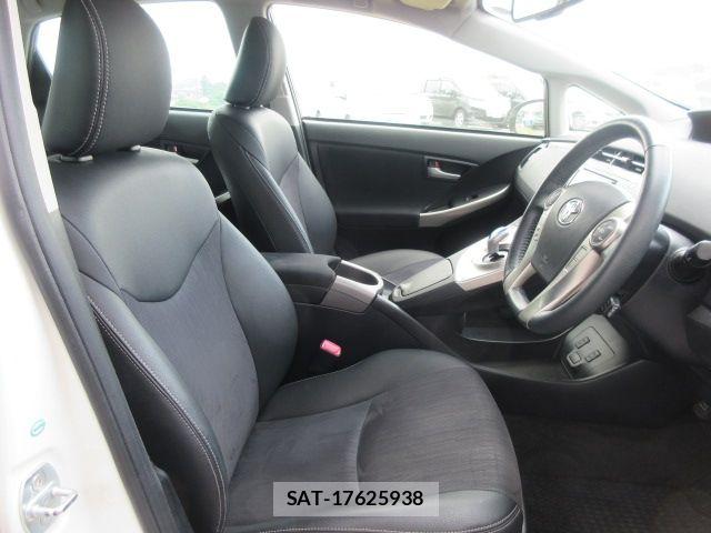 Toyota PRIUS PHV 2013-01 8414558-11