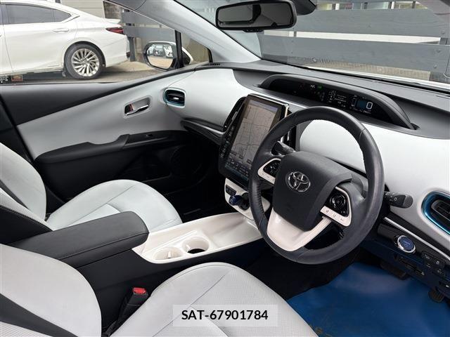 Toyota PRIUS PHV 2017-06 8526732-12