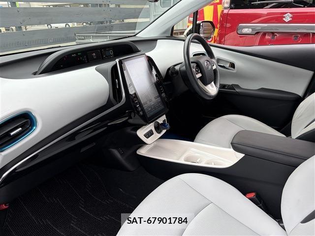 Toyota PRIUS PHV 2017-06 8526732-14
