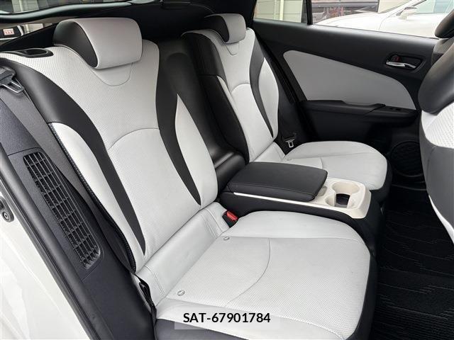 Toyota PRIUS PHV 2017-06 8526732-16
