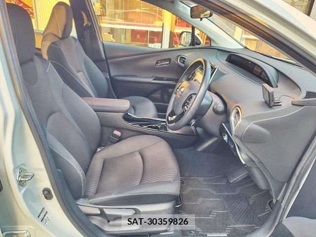 Toyota PRIUS PHV 2021-11 8563292-17