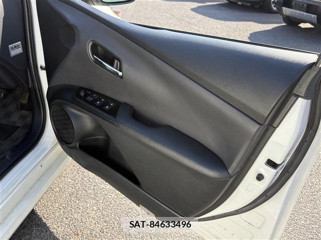 Toyota PRIUS PHV 2017-07 8666782-24