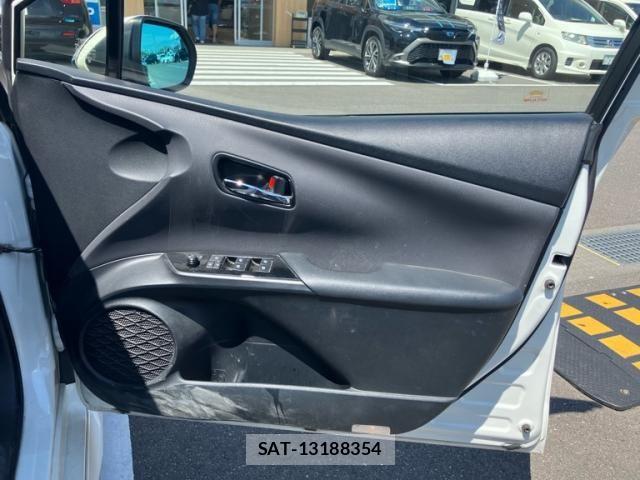 Toyota PRIUS PHV 2017-06 8661141-11