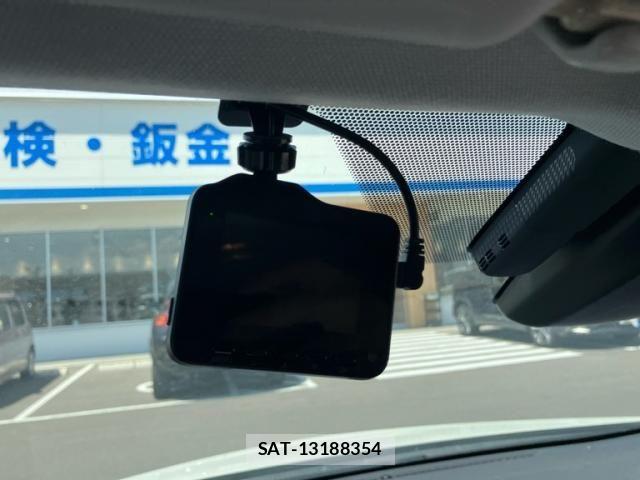 Toyota PRIUS PHV 2017-06 8661141-16