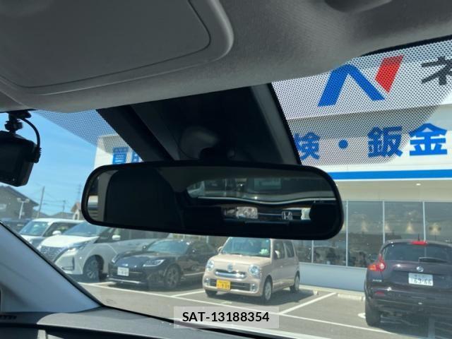 Toyota PRIUS PHV 2017-06 8661141-17