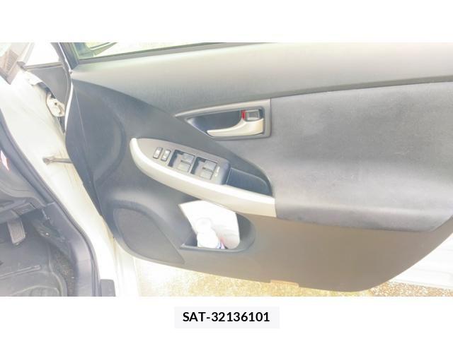 Toyota PRIUS PHV 2012-08 8831214-14