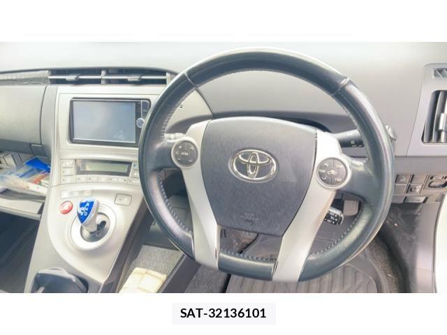 Toyota PRIUS PHV 2012-08 8831214-15