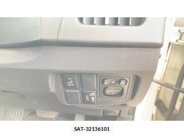 Toyota PRIUS PHV 2012-08 8831214-16