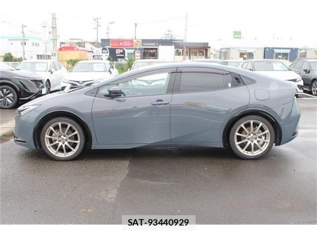 Toyota PRIUS PHV 2024-04 8831212-13