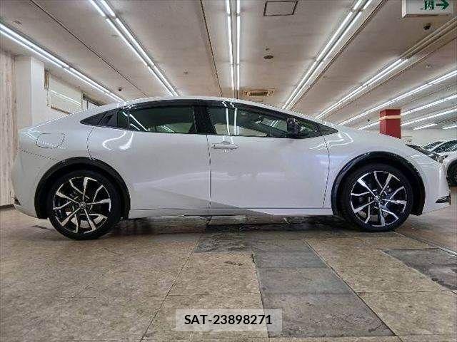 Toyota PRIUS PHV 2024-03 8831210-15