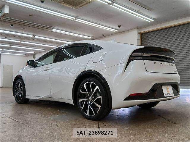 Toyota PRIUS PHV 2024-03 8831210-18
