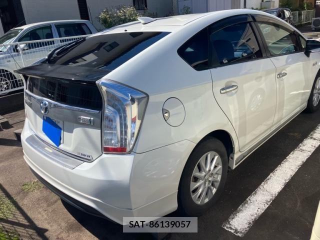 Toyota PRIUS PHV 2014-01 8850430-3
