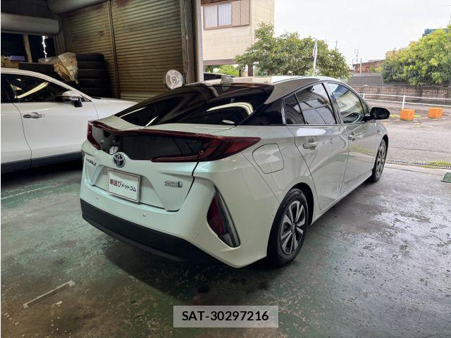 Toyota PRIUS PHV 2021-04 8881714-1