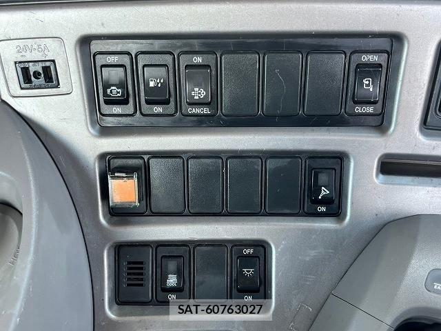 Nissan QUON 2014-01 1229298-24