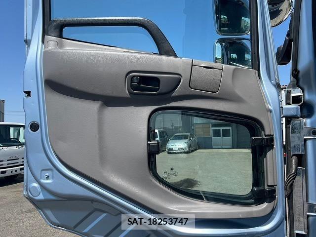Nissan QUON 2012-01 1229290-13