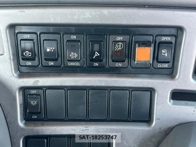 Nissan QUON 2012-01 1229290-21