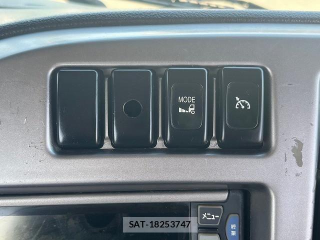 Nissan QUON 2012-01 1229290-23