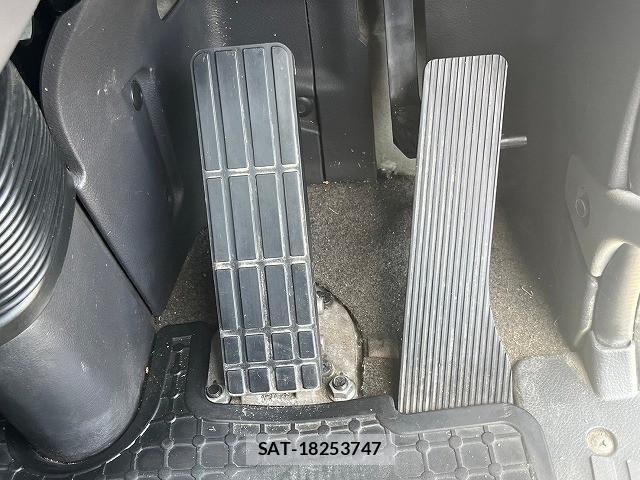 Nissan QUON 2012-01 1229290-27