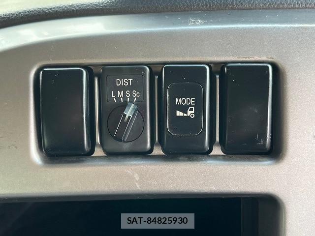 Nissan QUON 2012-03 1229292-21