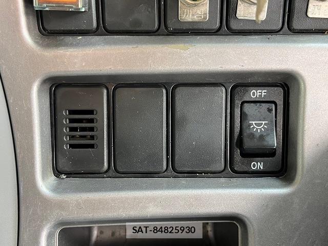 Nissan QUON 2012-03 1229292-22