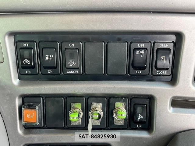 Nissan QUON 2012-03 1229292-23