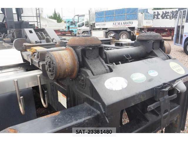 Nissan QUON 2013-07 1229297-9