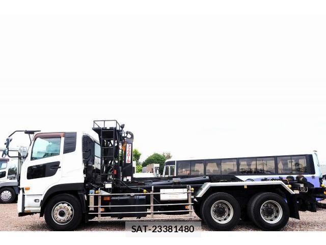 Nissan QUON 2013-07 1229297-1