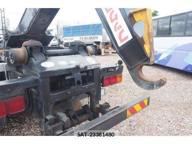 Nissan QUON 2013-07 1229297-21