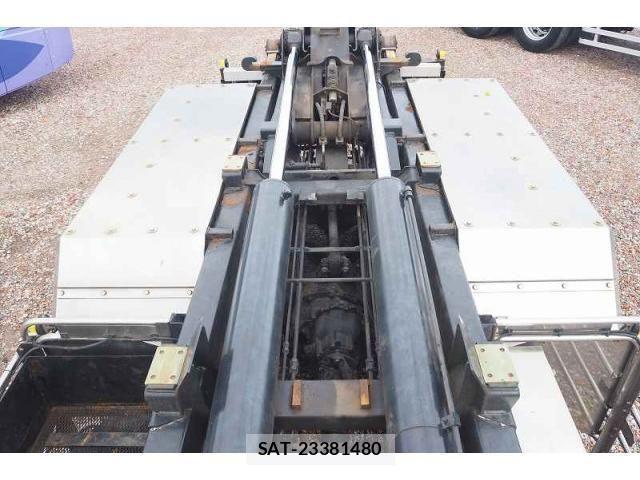 Nissan QUON 2013-07 1229297-26