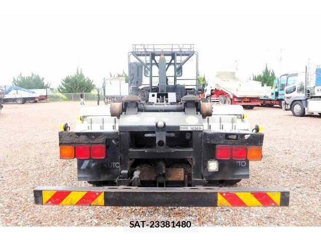Nissan QUON 2013-07 1229297-3