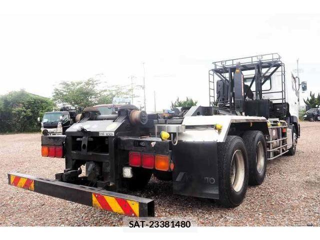 Nissan QUON 2013-07 1229297-4