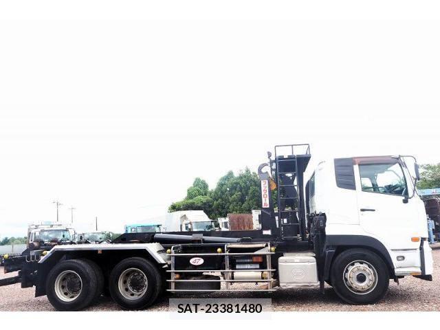 Nissan QUON 2013-07 1229297-5