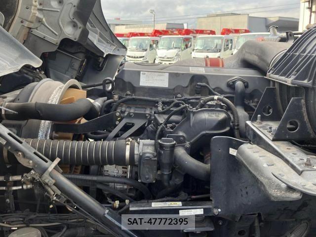 Nissan QUON 2013-06 1268362-13
