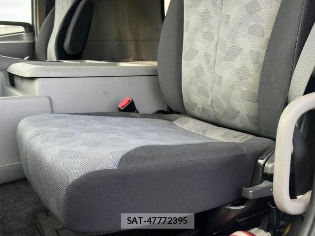 Nissan QUON 2013-06 1268362-16