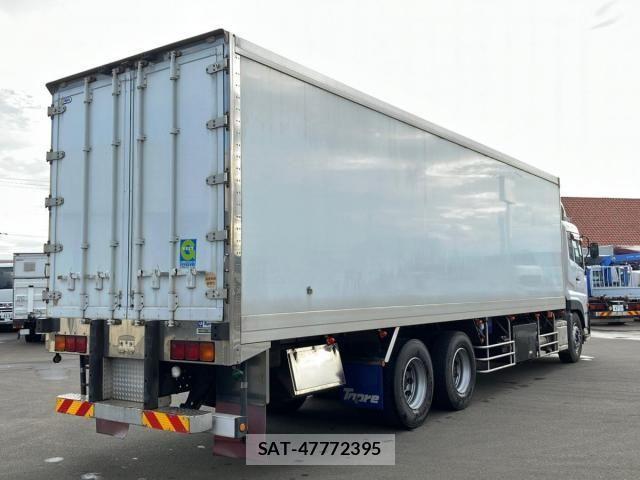 Nissan QUON 2013-06 1268362-2