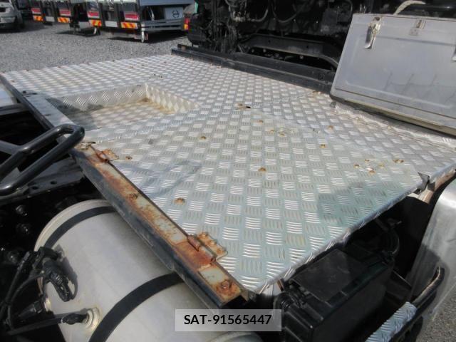 Nissan QUON 2015-03 1372424-9