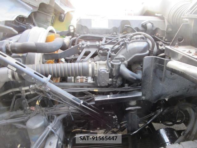 Nissan QUON 2015-03 1372424-11
