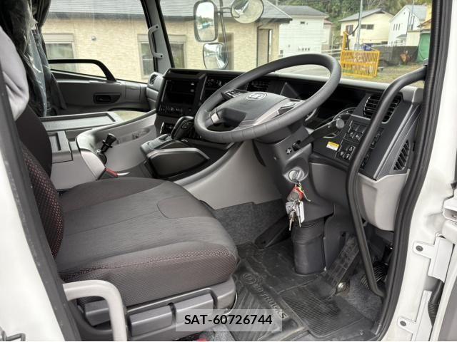 Nissan QUON 2023-04 1402960-26